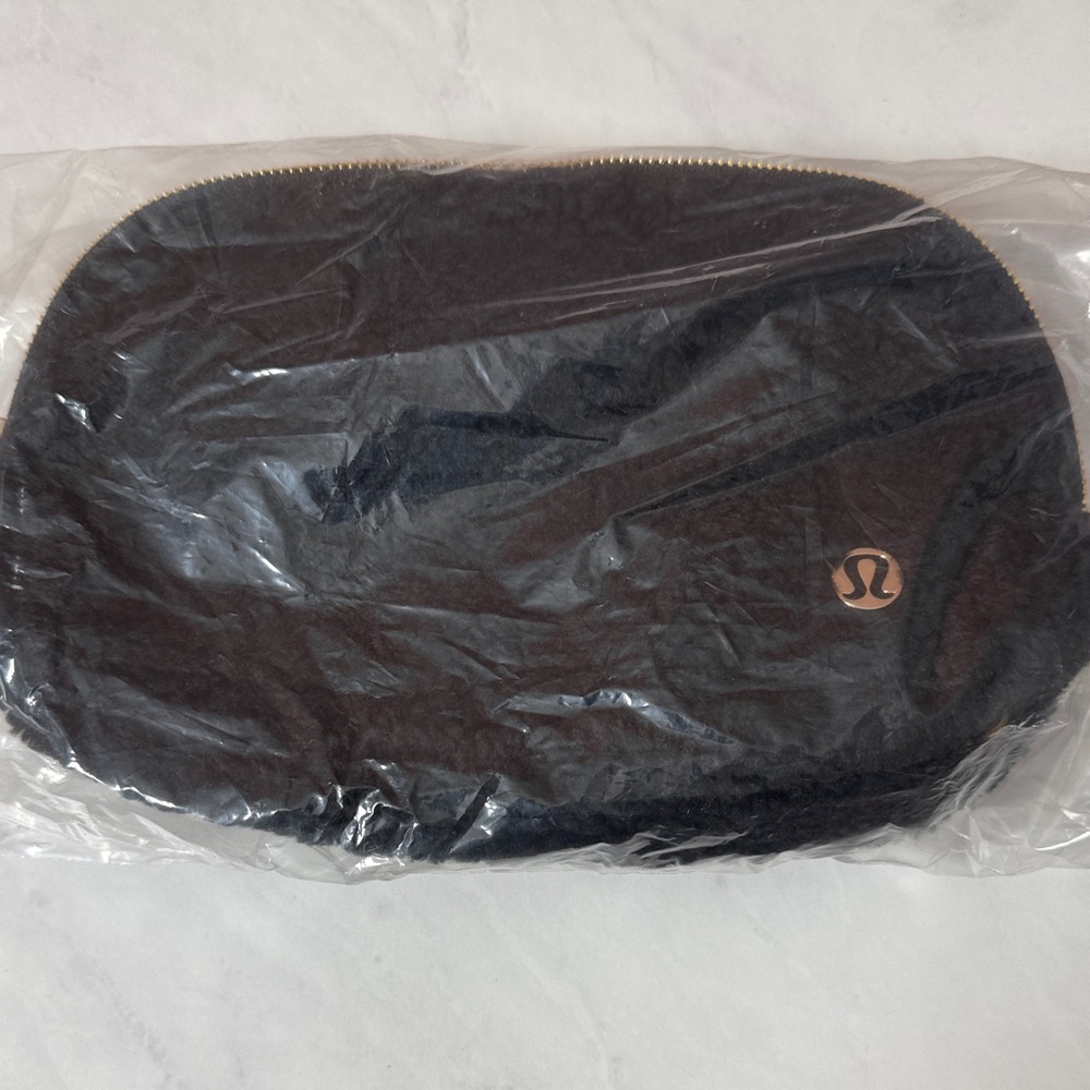 lululemon athletica Black Sherpa fleece belt bag NWT